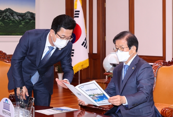 17일 허 시장은 국회를 찾아 지역 출신의 박병석 국회의장을 면담하고 중소벤처기업부 대전 존치의 당위성을 설명하고 적극적인 협조를 요청하고 있다.