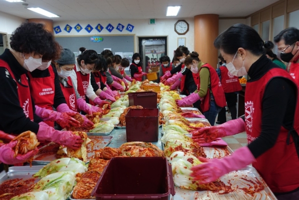 19일 대전다문화클럽(회장 박미영)은 대전다문화클럽 사무실에서 대전다문화로타리클럽 회원, 결혼이주여성 등 40여명이 참석한 가운데 한국고유의 전통음식인 김장담그기를 체험토록 하는 기회를 가지고 있다.