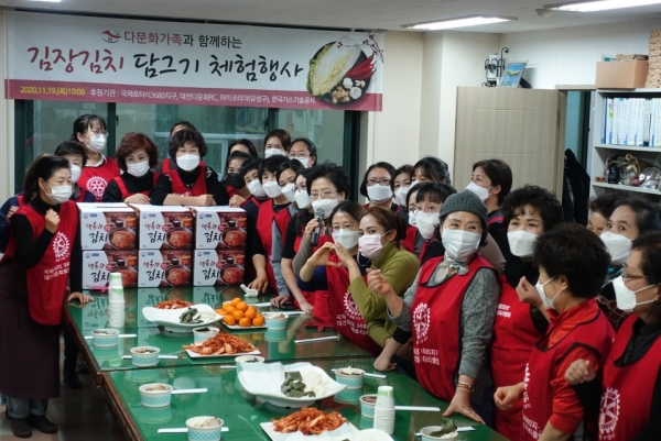 19일 대전다문화클럽(회장 박미영)은대전다문화클럽 사무실에서 대전다문화로타리클럽 회원, 결혼이주여성 등 40여명이 참석한 가운데 한국고유의 전통음식인 김장담그기를 체험토록 하는 기회를 가진 후 기념 촬영을 하고 있다.