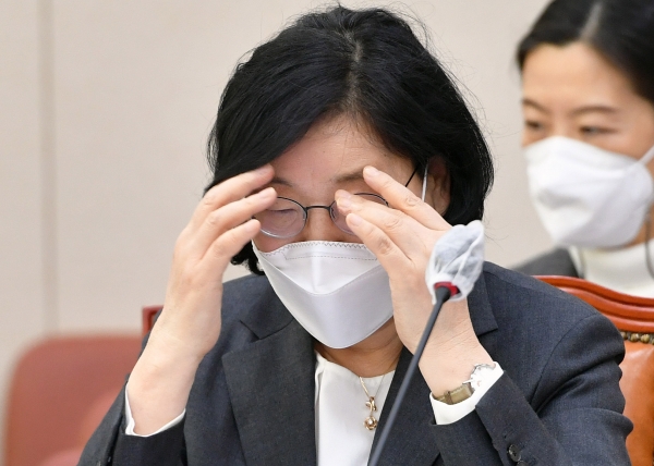 이정옥 여성가족부 장관이 10일 오전 서울 여의도 국회에서 열린 여성가족위원회 전체회의에 참석해 있다. (공동취재사진) 2020.11.10. [뉴시스]