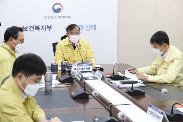 강도태 중앙재난안전대책본부 1총괄조정관(보건복지부 2차관)이 24일 오전 정부세종청사에서 열린 신종 코로나바이러스 감염증(코로나19) 대응 중대본 회의에서 모두발언을 하고 있다. 2020.11.24. [뉴시스]