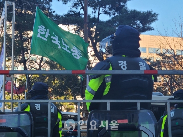 4일 여의도 국회의사당 역앞 민주노총이 예고한 대규모 집회에 대응하기 위해 배치된 경찰 인력 [사진=신수정 기자]