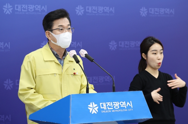 6일 허태정 시장이 온라인 브리핑을 통해 사회적 거리두기 2단계로 격상 관련 브리핑을 하고 있다.