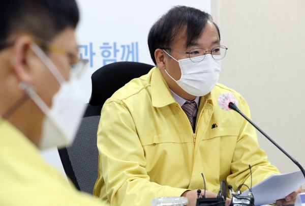 강도태 중앙재난안전대책본부 1총괄조정관(보건복지부 2차관)이 5일 오전 정부세종청사에서 열린 신종 코로나바이러스 감염증(코로나19) 대응 중대본 회의에서 모두발언을 하고 있다. 2020.11.05.[뉴시스]