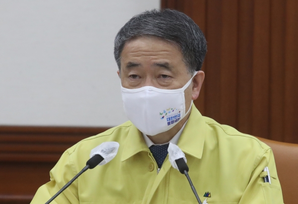 박능후 중앙재난안전대책본부 1차장(보건복지부 장관)이 11일 오전 서울 종로구 정부서울청사에서 코로나19 중앙재난안전대책본부(중대본) 회의에 참석해 발언하고 있다. 2020.11.11.[뉴시스]