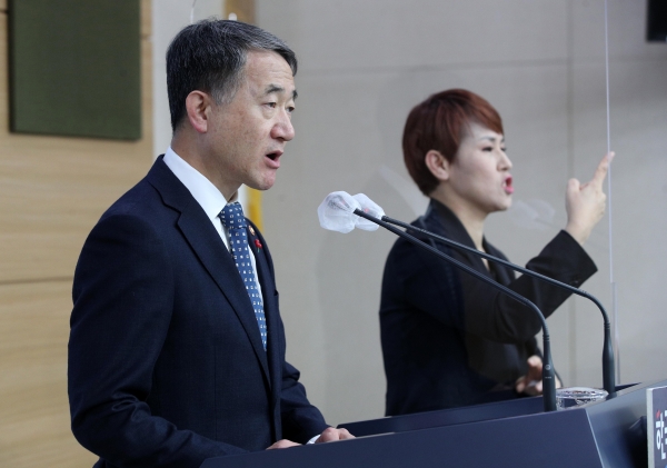 박능후 보건복지부 장관이 8일 오전 서울 종로구 정부서울청사 별관에서 신종 코로나바이러스 감염증(코로나19) 백신 도입 계획 브리핑을 하고 있다. (공동취재사진) 2020.12.08. [뉴시스]
