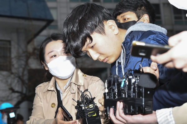 텔레그램 '박사방'에서 운영자 조주빈을 도와 성 착취물 제작·유포에 가담한 혐의로 구속된 '부따' 강훈이 17일 종로경찰서에서 검찰로 송치되고 있다. 2020.04.17. [뉴시스]