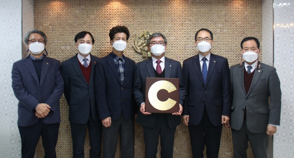 12월 9일(수), 충북 청주 소재 성심신협에서 지역사회공헌 인정기업 현판식을 진행하고 있다.(좌측부터 임동연 충북의회 의원, 김영석 충북사회복지협의회장, 홍기범 율량사천동장, 염광선 성심신협 이사장, 김성주 신협중앙회 신협행복나눔부문장, 임정수 청주시의회 의원)