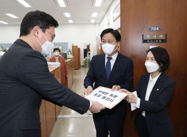 김영진 더불어민주당 원내수석부대표와 홍정민 원내대변인이 12일 오후 서울 여의도 국회 의사과에 무제한 토론(필리버스터) 종결동의서를 제출하고 있다. (공동취재사진) 2020.12.12. [뉴시스]
