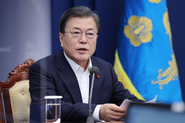 문재인 대통령이 7일 오후 청와대 여민관에서 열린 수석·보좌관회의에 참석해 발언하고 있다. 2020.12.07. [뉴시스]