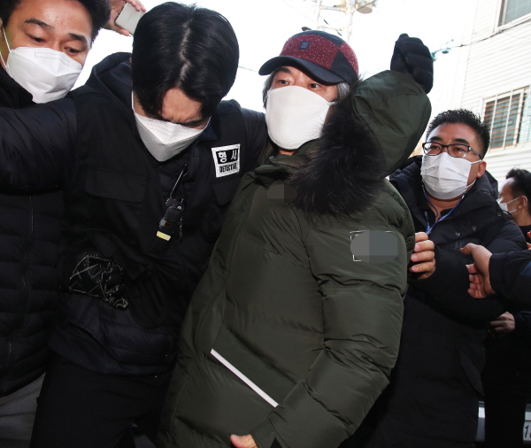아동 성폭행 혐의로 징역 12년을 교도소에서 복역해 출소한 조두순(68)이 12일 오전 경기도 안산시 자신의 거주지로 들어가고 있다. [뉴시스]