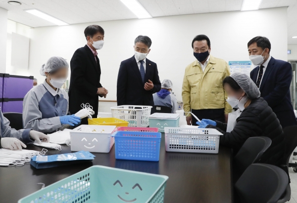 장애인의 날인 20일 오후 박능후 보건복지부 장관이 서울 강서구 구립강서구재활센터를 방문해 마스크를 생산하는 장애인 근로자를 격려하고 있다. 2020.04.20 [뉴시스]