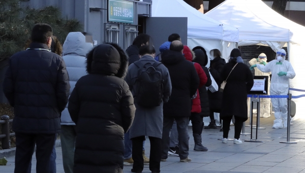 15일 서울 종로구 탑골공원 앞에 차려진 탑골공원 임시 선별진료소에서 시민들이 코로나19 검사를 받기 위해 줄지어 대기하고 있다. 2020.12.15. [뉴시스]