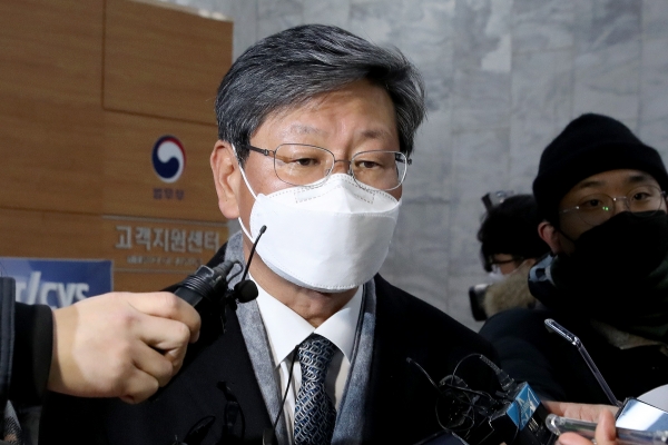16일 새벽 윤석열 검찰총장 검사징계위원회 2차 심의를 마친 이용구 법무부 차관이 경기 과천 법무부 청사를 나서며 취재진에게 질문 받고 있다. 2020.12.16. [뉴시스]