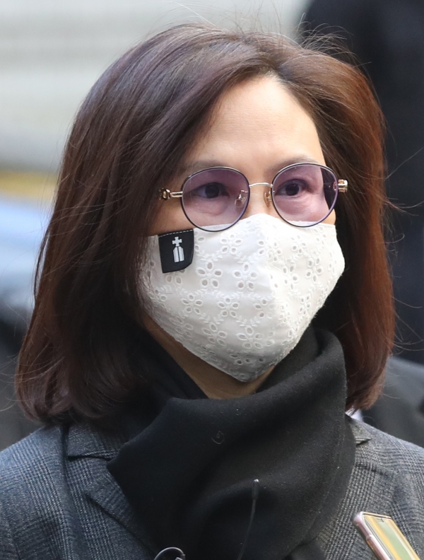 자녀 입시비리와 사모펀드 투자 의혹 등으로 기소된 조국 전 법무부 장관의 배우자 정경심 동양대 교수가 5일 오전 서울 서초구 서울지방법원에서 열린 결심 공판에 출석하기 위해 법정으로 향하고 있다. 2020.11.05. [뉴시스]