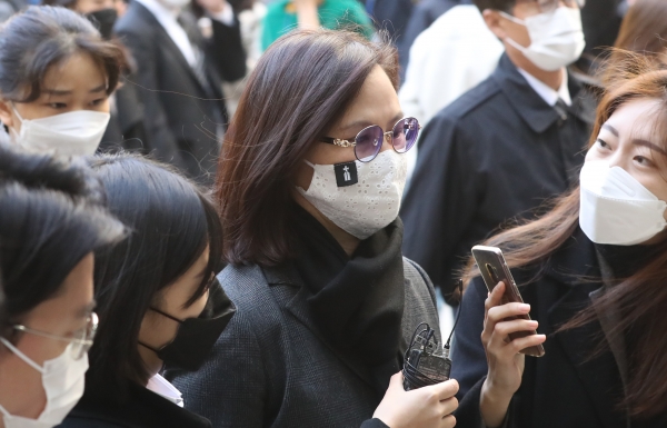 자녀 입시비리와 사모펀드 투자 의혹 등으로 기소된 조국 전 법무부 장관의 배우자 정경심 동양대 교수가 5일 오전 서울 서초구 서울중앙지방법원에서 열린 결심 공판에 출석하기 위해 법정으로 향하고 있다. 2020.11.05. [뉴시스]