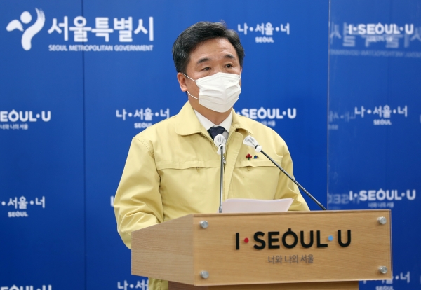 서정협 서울시장 권한대행이 21일 서울 중구 서울시청에서 열린 신종 코로나바이러스 감염증(코로나19) 관련 서울시 브리핑에서 발언하고 있다. 서울시는 경기도, 인천시와 함께 오는 23일 오전 0시부터 5인 이상 사적모임을 금지한다. 2020.12.21. [뉴시스]