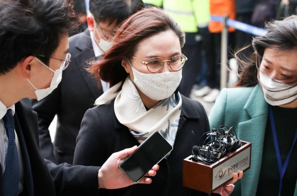 자녀 입시비리와 사모펀드 투자 의혹 등의 혐의로 재판에 넘겨진 정경심 동양대 교수가 23일 오후 서울 서초구 서울중앙지법에서 열린 1심 선고 공판에 출석하고 있다. 2020.12.23. [뉴시스]