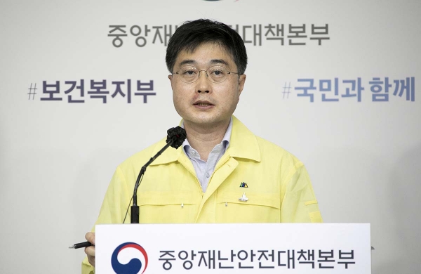 윤태호 중앙사고수습본부 방역총괄반장이 18일 세종시 정부세종청사에서 중앙재난안전대책본부 정례브리핑을 하고 있다. (사진=보건복지부 제공) 2020.09.18. [뉴시스]