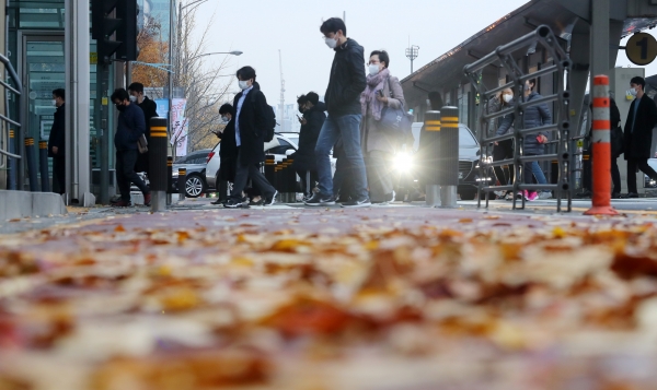 늦가을 추위가 계속되며 신종 코로나바이러스 감염증(코로나19) 확산세가 지속된 17일 오전 서울 영등포구 여의도환승센터에서 마스크를 쓴 시민들이 출근길 발걸음을 서두르고 있다. 2020.11.17. [뉴시스]