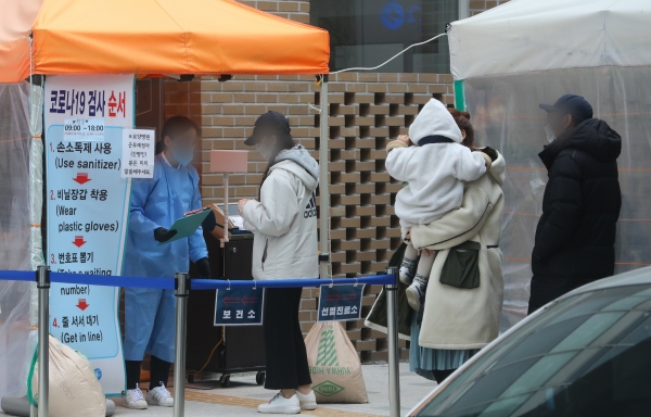 수도권 사회적 거리두기 2단계가 시행된 24일 오전 서울 마포구 선별진료소에서 신종 코로나바이러스 감염증(코로나19) 검사를 받으려는 시민들이 줄을 서고 있다. 2020.11.24.[뉴시스]