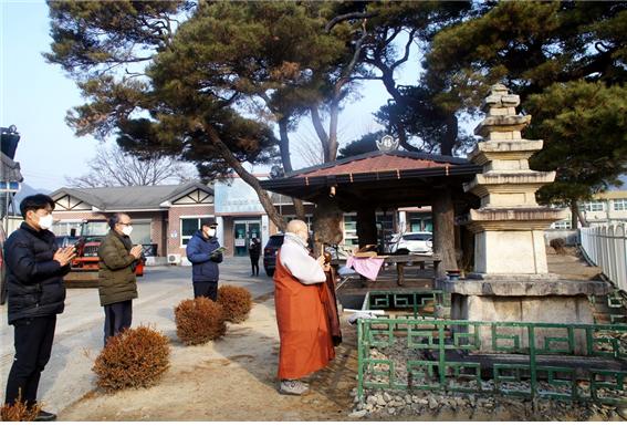 첫 순례지인 갈평보건진료소 앞 오층석탑의 제 위치인 관음리 복원을 염원하고 있다.