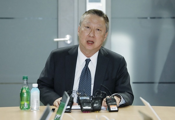 사진은 박용만 대한상공회의소 회장이 지난 9일 서울 중구 대한상공회의소에서 신종 코로나바이러스 감염증(코로나19) 관련 기자간담회를 열고 중소기업, 소상공인 추경 전향적 확대, 자금 지원 절차 간소화 등을 요청하고 있다. [뉴시스]