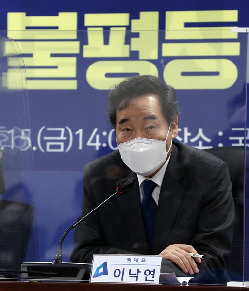 이낙연 더불어민주당 대표가 15일 오후 서울 여의도 국회 의원회관에서 이익공유제와 관련한 모두발언을 하고 있다. [뉴시스]
