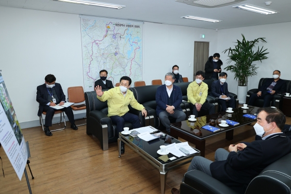 28일 허 시장은 대화동 대전산업단지관리공단에서 공단 임원을 비롯한 입주 기업 대표들과 대전산단의 재생사업에 대한 심도 있는 의견을 나누고 관계자들의 건의사항을 청취하고 있다.