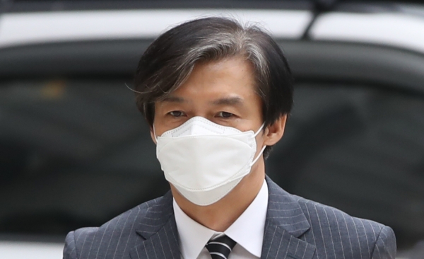 자녀 입시 및 사모펀드 비리와 유재수 전 부산시 경제부시장 감찰무마를 지시한 혐의로 기소된 조국 전 법무부장관이 20일 오후 공판에 출석하기 위해 서울 서초구 서울중앙지방법원으로 들어서고 있다. 2020.11.20. [뉴시스]