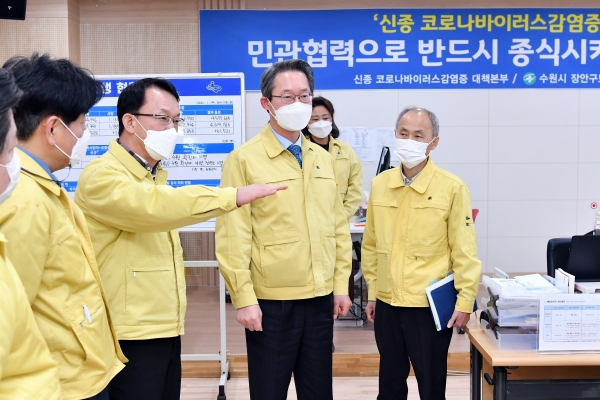김희겸 행정안전부 재난안전관리본부장이 14일 오후 경기 수원시 장안구 보건소를 방문해 코로나19 백신 전달체계 준비상황 등을 점검하고 보건관계자들을 격려 및 애로사항을 청취하고 있다. (사진=행정안전부 제공) 2021.01.14. [뉴시스]