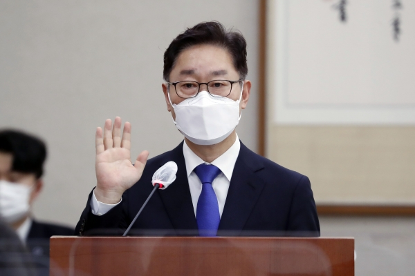 박범계 법무부 장관 후보자가 25일 서울 여의도 국회 법제사법위원회에서 열린 인사청문회에서 선서를 하고 있다. 2021.01.25. [뉴시스]