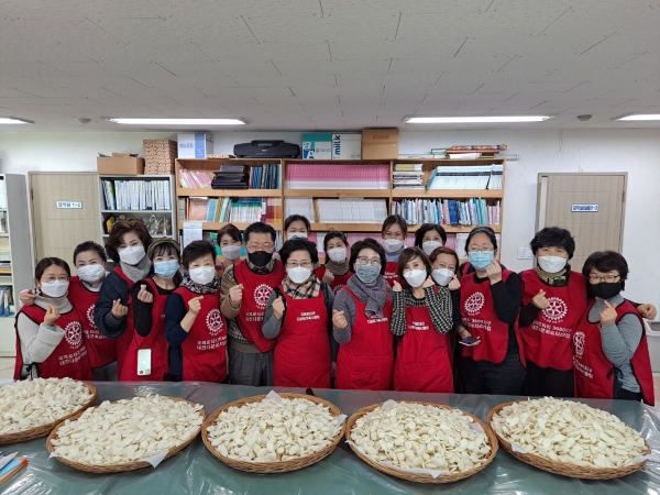 4일 박미영 국제로타리3680지구 대전다문화로타리클럽 회장은 클럽사무실에서 결혼이주여성, 국제로타리 3680지 대전다문화로타리클럽 회원 등 30여명이 참석해 설 명절 가래떡 썰기 체험행사를 가진 후 기념 촬영을 하고 있다.
