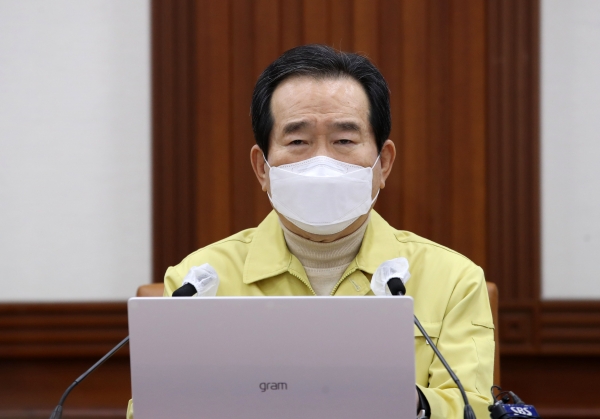 정세균 국무총리가 31일 오후 서울 종로구 정부서울청사에서 열린 코로나19 대응 중대본회의에서 발언을 하고 있다. 이날 정 총리는 현 거리두기 단계를 설 연휴까지 2주 연장 하기로 하고 5인 모임 금지를 지속한다고 발표했다. 2021.01.31. [뉴시스]