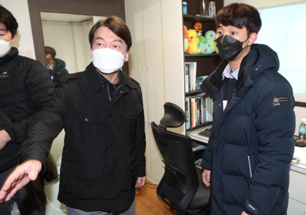 서울시장 보궐선거에 출마한 안철수 국민의당 대표가 7일 서울 신림동 원룸촌을 방문해 서울대 재학생과 청년 주거 환경에 대해 이야기를 나누고 있다. [뉴시스]