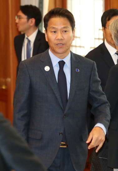 지난 17일 돌연 불출마를 선언한 임종석 전 청와대 비서실장. 임 전 실장의 총선 출마 여부에 관해서는 ‘종로출마설’이 제기된 바 있다. [뉴시스]