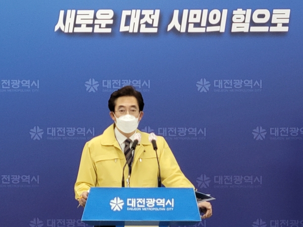 16일 한선희 교통건설국장이 교통분야 시민체감형 대표사업 중점추진 관련 브리핑을 하고 있다.