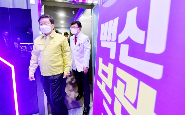 전해철 행정안전부 장관이 9일 오후 광주 동구 지산동 조선대학교 해오름관 광주이스포츠경기장에 설치되고 있는 신종 코로나바이러스 감염증(코로나19) 백신 호남권역예방접종센터를 점검하고 있다. 2021.02.09. [뉴시스]