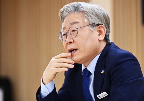 인터뷰 하는 이재명 경기도지사 [뉴시스]