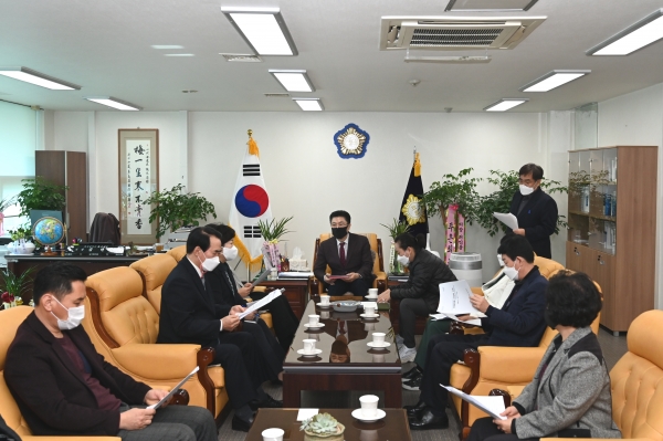22일 김연수 의장 주재로 의장실에서 의정발전을 위한 전체의원 간담회를 개최하고 있다.