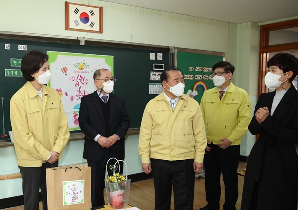 ▲22일 유은혜 부총리 겸 교육부장관이 신학기 교육과정 운영 준비 상황을 점검하기 위해 광주 일동초등학교를 방문했다.(사진제공=광주시교육청)