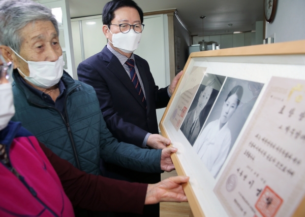 22일 대전 서구(구청장 장종태)는 제102주년 삼일절을 맞아 애국지사 유족인 오동원(79세) 님의 자택을 방문하고 있다.