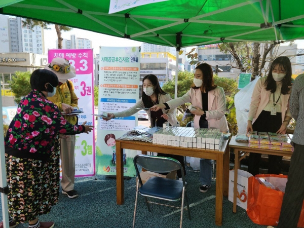 ▲광주시 남구는 치매에 대한 부정적 인식을 개선하고, 주민들에게 치매 관련 다양한 정보를 제공하기 위해 SNS 홍보단원으로 활동할 주민을 공개모집한다.(사진제공=남구청)