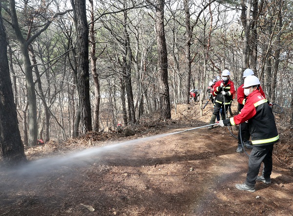 23일 오후 대전 유성구 죽동 근린공원에서 산불전문예방진화대가 산불진화 모의훈련을 하고 있다.