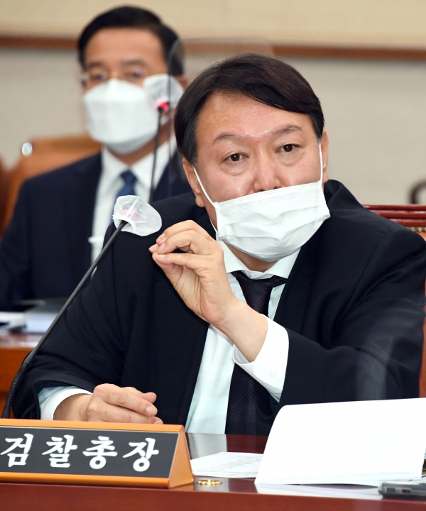 윤석열 검찰총장이 22일 국회에서 열린 법제사법위원회 대검찰청 국정감사에서 의원 질의에 답변하고 있다. (공동취재사진) 2020.10.22. [뉴시스]
