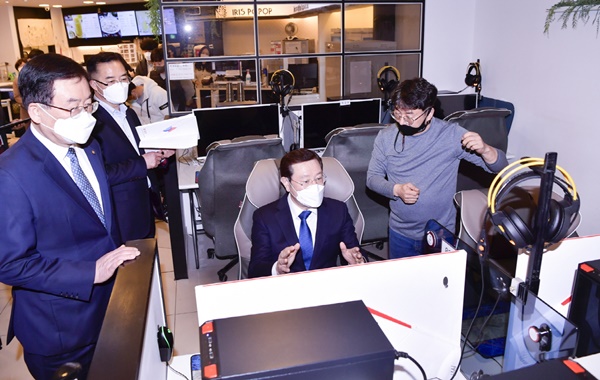 ▲ 9일 오후 이용섭 광주광역시장이 코로나19 장기화로 어려움을 겪고 있는 북구 전남대 후문 일대 문화시설을 찾아 상인들을 격려하고 애로사항을 청취하고 있다.(사진제공=광주광역시)