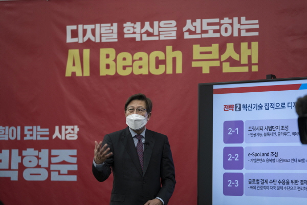 10일 오전 국민의힘 박형준 부산시장 후보가 시의회 브리핑룸에서 ‘디지털 혁신 정책’을 발표하고 있다. [박형준 캠프]