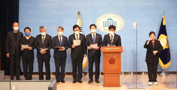 더불어민주당 김병욱 의원 등 민주당 정무위원회 위원들이 9일 오후 서울 여의도 국회 소통관 기자회견장에서 '공직자 이해충돌 방지법 제안 기자회견'을 갖고 있다. [뉴시스]