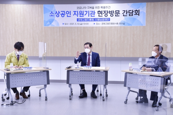 ▲12일 오전 이용섭 광주광역시장이 광산구에 위치한 광주신용보증재단을 방문해 민원상담창구에서 소상공인과 상담을 하고 있다.(사진제공=광주광역시)