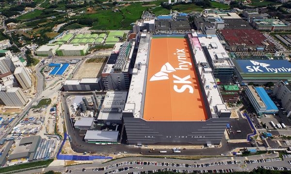 SK하이닉스가 오는 20일로 예정된 정기 주주총회에 코로나19 바이러스 확산 방지 대책 등에 따라 외부인들의 출입을 엄격히 통제하기로 결정했다. 사진은 SK하이닉스의 경기도 이천 공장. [SK하이닉스]